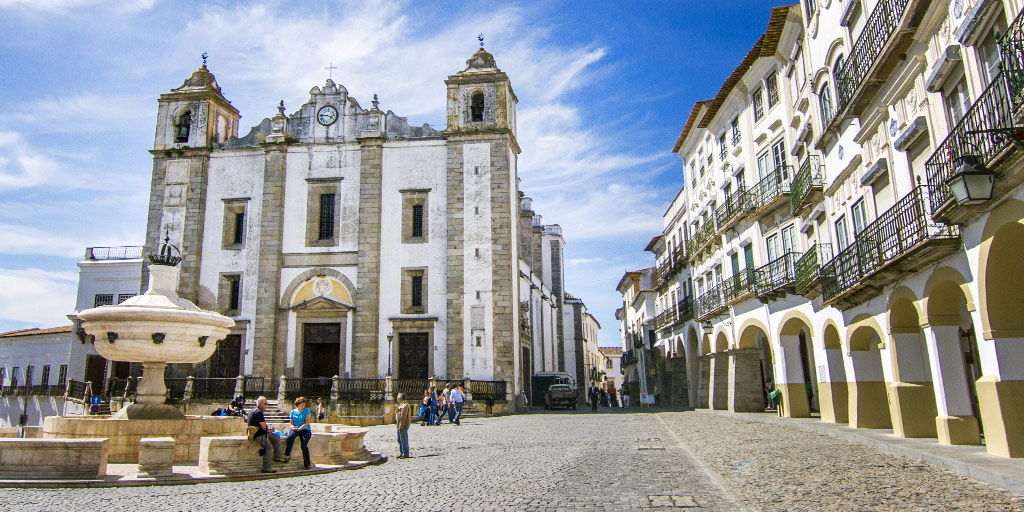 Évora